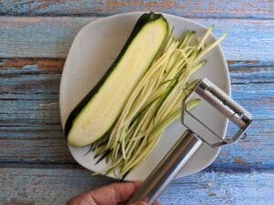 Vegetable peeler julienne tool